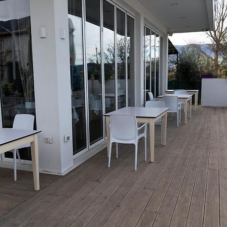 Dolce Italia Hotel Radhimë Esterno foto