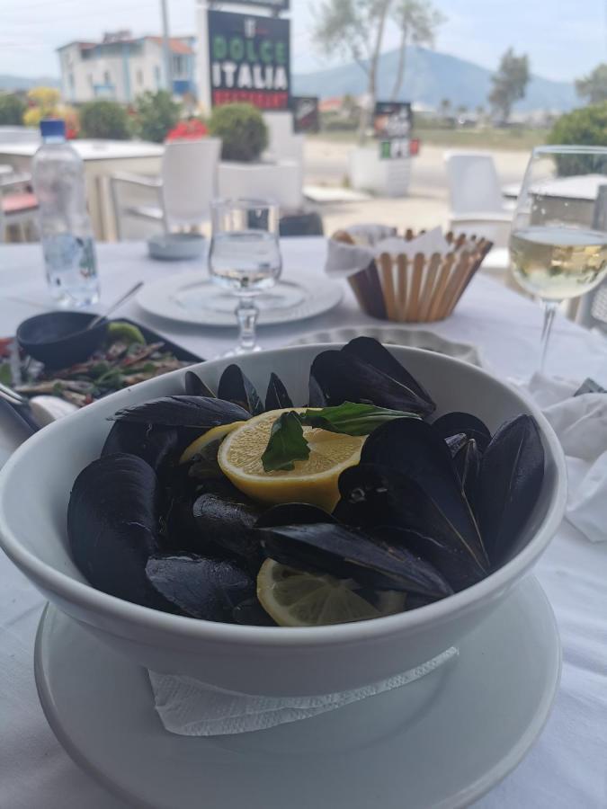 Dolce Italia Hotel Radhimë Esterno foto
