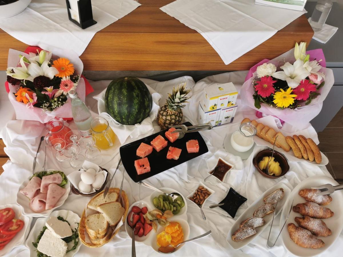 Dolce Italia Hotel Radhimë Esterno foto