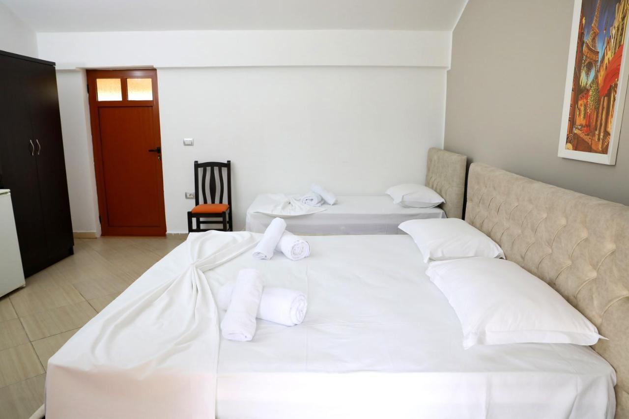 Dolce Italia Hotel Radhimë Esterno foto